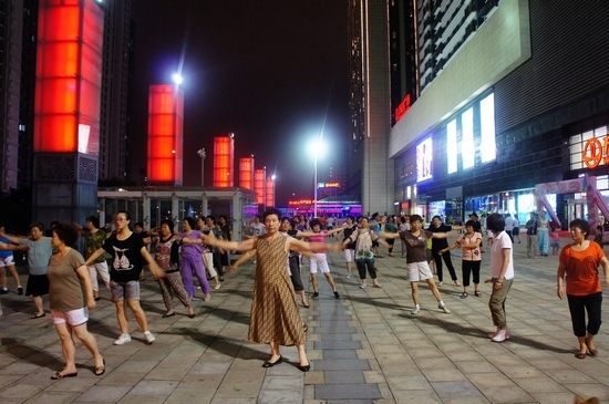 万达广场跳舞老人频遭高空水弹 疑保安报复