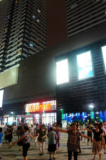 万达广场跳舞老人频遭高空水弹 疑保安报复