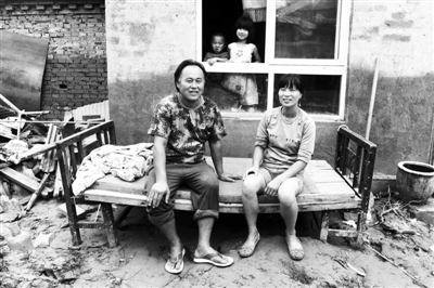 北京外地人雨中救人领不到救灾物资 干部称下面没搞好