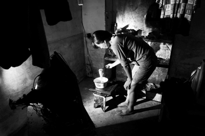 北京外地人雨中救人领不到救灾物资 干部称下面没搞好