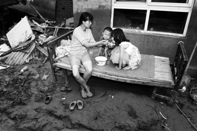 北京外地人雨中救人领不到救灾物资 干部称下面没搞好