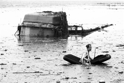 耳背老人未听见通知雨中独守村委会 被山洪冲走