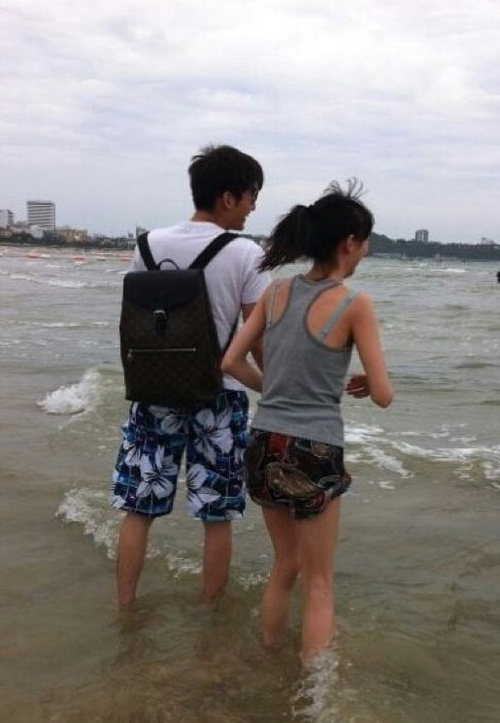 张翰郑爽同游泰国照曝光 十指紧扣嬉戏玩水