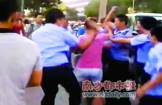 太原市小店区城管局执法人员与摊贩打斗现场。视频截图