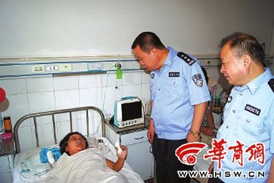 昨日，三原县公安局局长赫虎中探望受害“的姐”