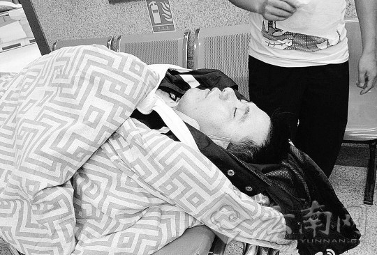 交警被打得昏迷不醒 实习生 杨淑涵 摄