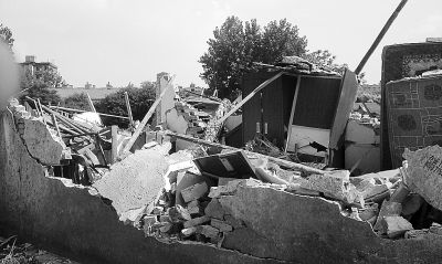 住户全家被塞入汽车带走 返回后发现住所被拆除 住户全家被塞入汽车带走 返回后发现住所被拆除