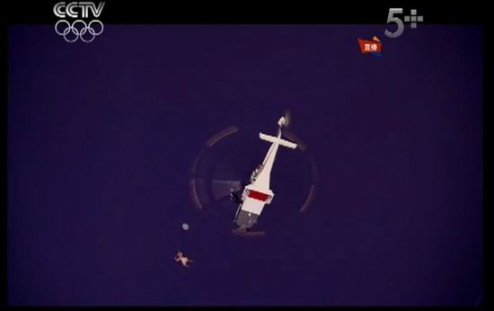 2012奥运会拉开帷幕 伦敦奥运开幕式结合电影艺术,在开幕式上空,虚实结合,上演英国女王跳伞(截屏图) 2012奥运会拉开帷幕 伦敦奥运开幕式结合电影艺术,在开幕式上空,虚实结合,上演英国女王跳伞(截屏图)