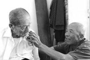 78岁老人拾荒照顾一家四口 78岁老人拾荒照顾一家四口