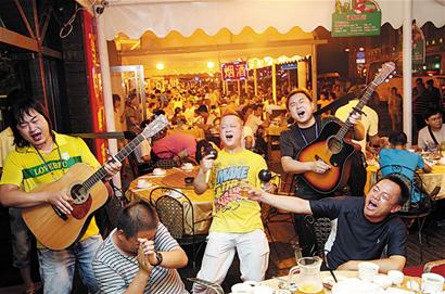 青岛啤酒街真酒好菜超过瘾 一厂专供成金字招牌 青岛啤酒街真酒好菜超过瘾 一厂专供成金字招牌