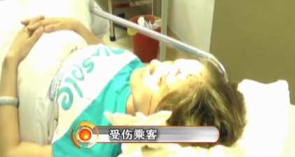 青岛的哥玩飞车猛然撞上隔离墩 3姑娘挂彩