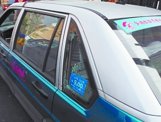 老人被撞不愿上救护车 肇事司机苦求愿负全责