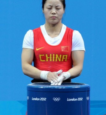 周俊3次试举失败无成绩 含泪避采访