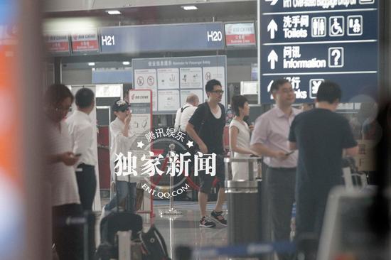 刘若英钟小江公开牵手秀恩爱