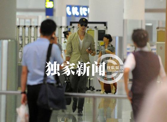 胡兵携神秘爆乳潮女同回公寓 疑似新恋情曝光 胡兵携神秘爆乳潮女同回公寓 疑似新恋情曝光