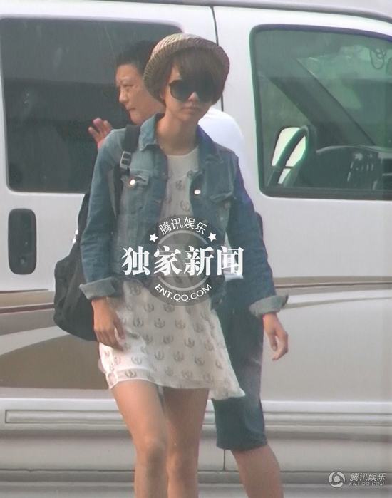 王珞丹小清新装离京