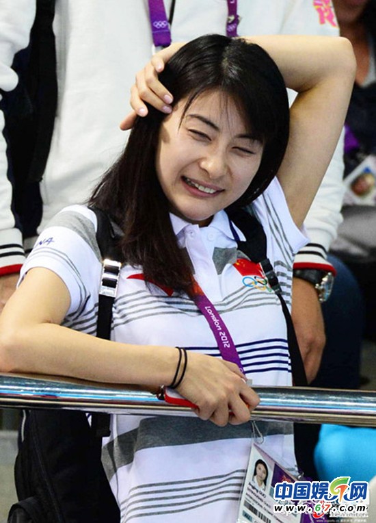 郭晶晶霍启刚伦敦同看奥运跳水比赛 全程兴奋大笑