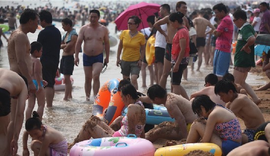 青岛桑拿天伤不起 浴场爆满尽是人海不见海