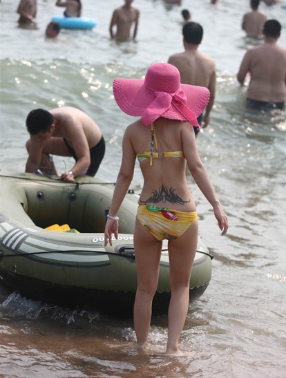 青岛桑拿天伤不起 浴场爆满尽是人海不见海