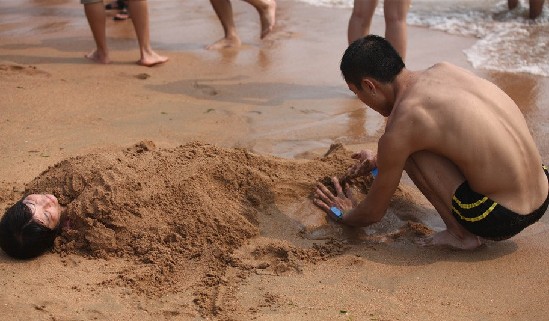 青岛桑拿天伤不起 浴场爆满尽是人海不见海