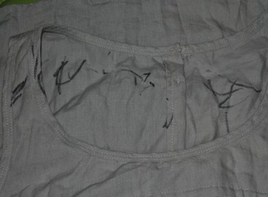 天天快递送来衣服被涂鸦 疑因与快递员结梁子