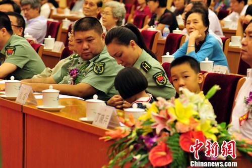 毛新宇夫妻携子女亮相