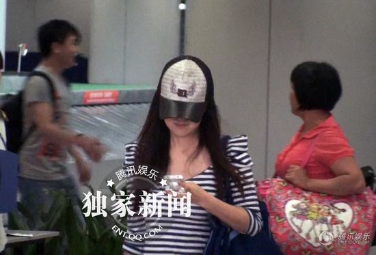 经纬恋情再曝光 牵手新欢回家 