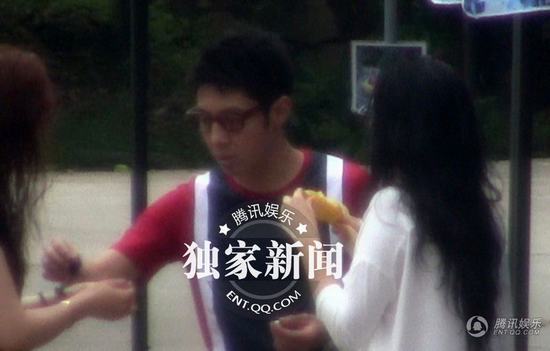 章子怡撒贝宁互相喂食