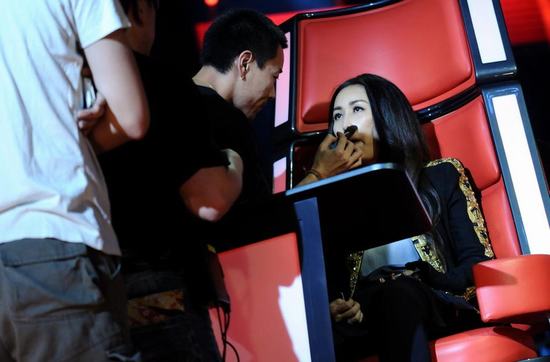 那英录节目难忍酷暑 获专人扇扇子显大牌