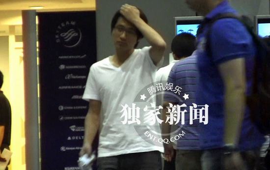 韩寒因下雨滞留机场
