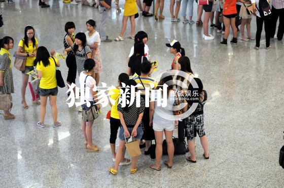 韩庚戴耳机不理粉丝接机 保镖护驾与记者起冲突