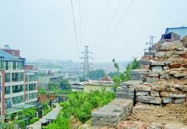 港澳花园小区围墙外现渣土堆 居民担心滑坡