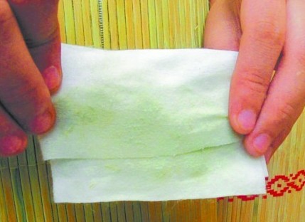 新凉席睡一晚衣裤变绿 专家称劣质染料可致癌