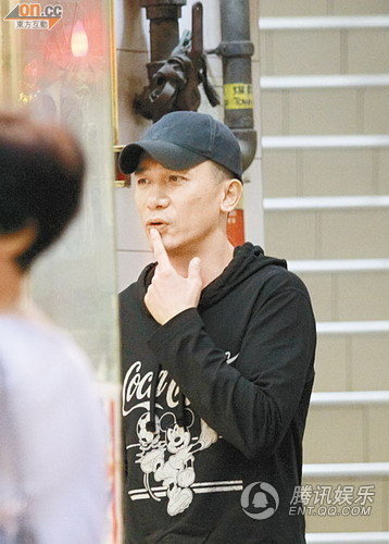 梁朝伟为老婆排队买外卖