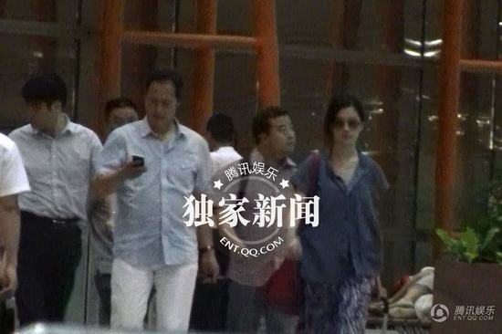 刘亦菲豪车出行酷劲足 干爹陈金飞护驾返豪宅