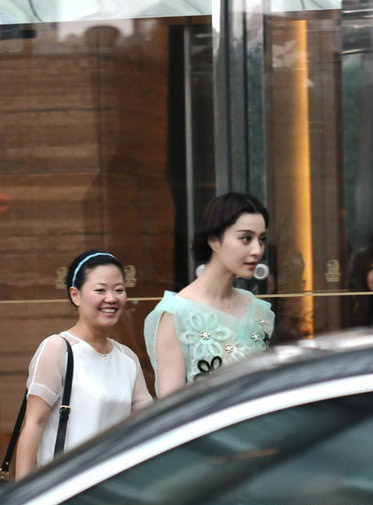 范冰冰出行前呼后拥