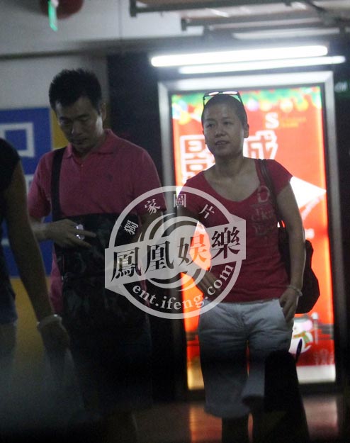 黄健翔与神秘女子同行