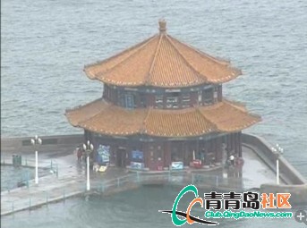 台风达维来袭 网友实拍青岛前海