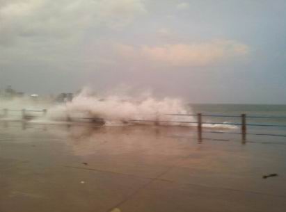 台风达维袭青岛，网友实拍前海