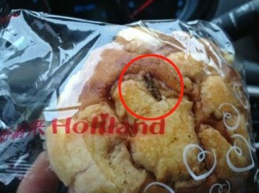 好利来面包包装内惊现蟑螂 生产商称正在调查