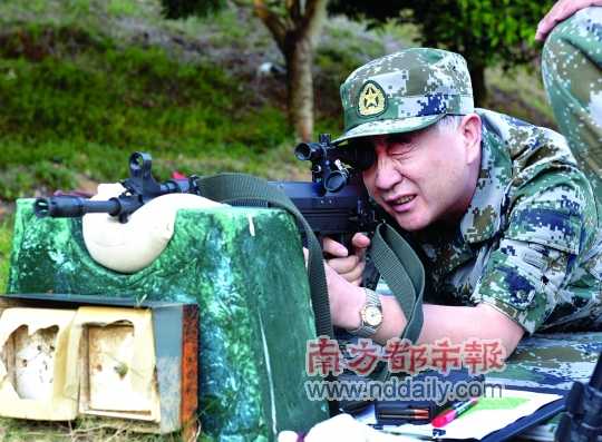 汪洋在广东省军区进行步枪手枪实弹射击