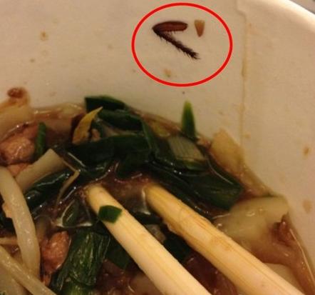 朱孝天嫩模女友吴亚馨吃路边摊活吞蟑螂 全身发痒