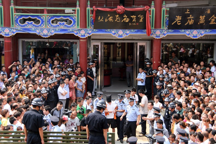 河南持枪抢劫金店嫌犯指认现场