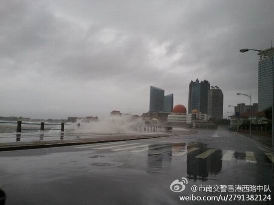 网友实拍台风达维影响下的青岛