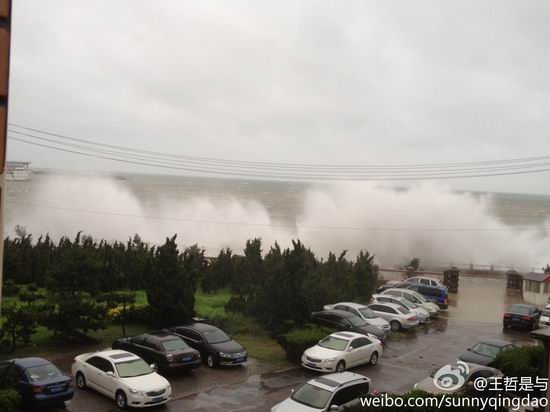 网友实拍台风达维影响下的青岛