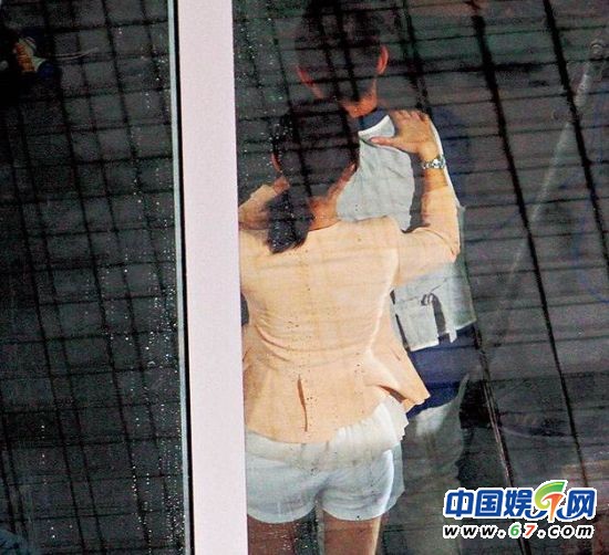 文章摸陈妍希臀部照片曝光 二人勾肩搭背暧昧笑