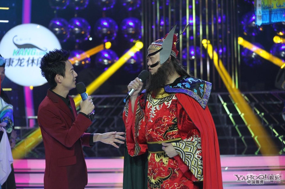 谢娜变身甄嬛一身黄袍起范儿 被何炅吐槽是甄馗