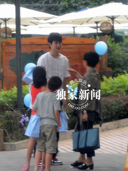 邓婕带养女外出