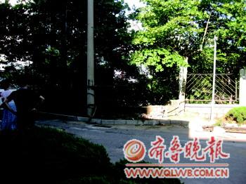 青岛广电大厦失控商务车疯撞祖孙仨 1人当场死亡 青岛广电大厦失控商务车疯撞祖孙仨 1人当场死亡