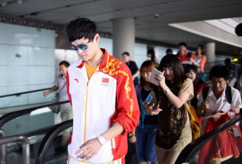 孙杨叶诗文焦刘洋回国 戴墨镜超酷
